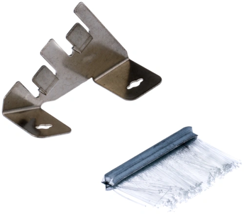 Zestaw akcesoriów do robota koszącego: srebrny metalowy uchwyt z wycięciami oraz szczotka z twardymi włóknami na metalowej podstawie na białym tle.