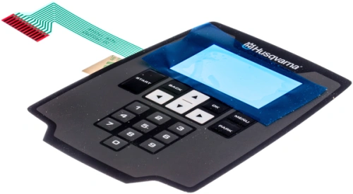 Klawiatura robota koszącego AUTOMOWER 440 Husqvarna w kolorze czarnym z niebieskim wyświetlaczem. Widoczne guziki do nawigacji, umieszczona w pozycji płaskiej. Tło proste, podkreślające detale produktu.