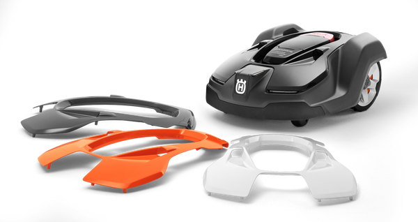 Biała obudowa 430X do robota koszącego Husqvarna AUTOMOWER 430X, obok pomarańczowo-czarne zewnętrzne części z błyszczącą powierzchnią i logo Husqvarna, na jednolitym tle.