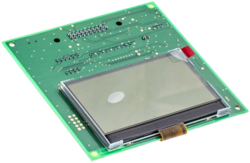 Układ scalony robota koszącego Automower 330 X Husqvarna na zielonej płytce. W centrum znajduje się szklany wyświetlacz o prostokątnym kształcie. Wokół widoczne elementy elektroniczne i ścieżki drukowane. Kąt ujęcia: z góry.