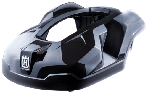 Obudowa robota koszącego Automower 320 Husqvarna w kolorze czarnym z połyskiem. W widoku frontalnym, ukazująca zaokrąglony kształt i logo producenta. Produkt leży na prostej powierzchni, eksponując detale konstrukcji oraz uchwyty.