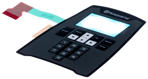 Klawiatura robota koszącego Husqvarna AUTOMOWER 315X z prostokątnym panelem, czarną obudową oraz białymi przyciskami numerycznymi. Wyświetlacz LCD jest widoczny u góry. Produkt zbliżony od przodu, leżący na płaskiej powierzchni.