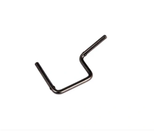 Wrzeciono robota koszącego Husqvarna AUTOMOWER 315X, metalowe, czarne, w kształcie litery L, z gładką powierzchnią i mocowaniem, widoczne z przodu.