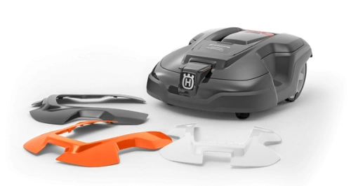Obudowa robota koszącego Husqvarna AUTOMOWER 315X w kolorze szarym z wymiennymi osłonami w białym i pomarańczowym kolorze. Produkt widoczny z góry, złożony obok. Elementy są gładkie, z logo Husqvarna na głównym korpusie.