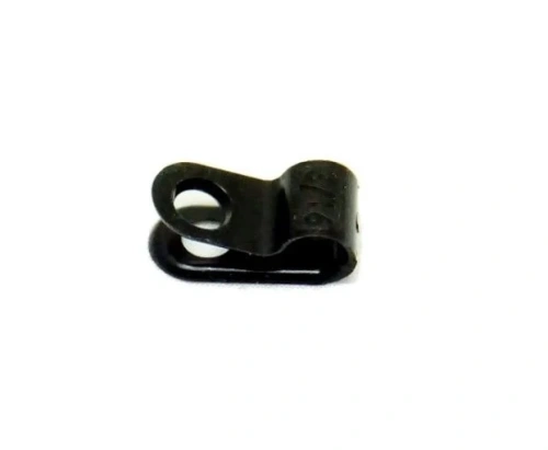 Zacisk przewodu robota koszącego Automower Solar Hybrid Husqvarna, czarny element z otworem do mocowania, w pozycji leżącej, o prostym kształcie. Widoczny napis 913, z gładką powierzchnią, na białym tle. Przeznaczony do stabilizacji przewodów.