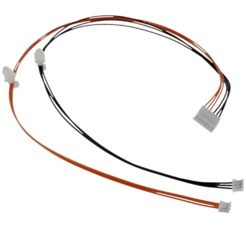 Kabel złącza wiązki dla robota koszącego Husqvarna Automower 550. Dwa przewody czarne i jeden pomarańczowy, łączniki białe. Widok z góry, przewody rozłożone na białym tle, jasno widoczne szczegóły złączy.
