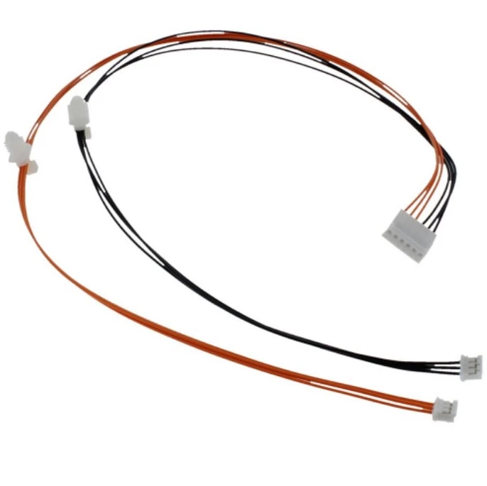 Kabel złącza wiązki dla robota koszącego Husqvarna Automower 550. Dwa przewody czarne i jeden pomarańczowy, łączniki białe. Widok z góry, przewody rozłożone na białym tle, jasno widoczne szczegóły złączy.