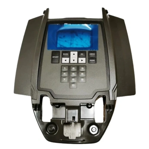 Czarna osłona robota Husqvarna AUTOMOWER 440 z wyświetlaczem LCD, widoczna z przodu na płaskiej powierzchni. Widać przyciski, logo i dolne elementy montażowe.