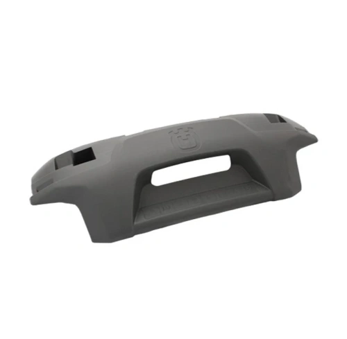 Szary zderzak robota koszącego Husqvarna AUTOMOWER 315X z tworzywa, widok z przodu z otworem do trzymania i miejscami mocowania, na białym tle, wyraźne logo Husqvarna.