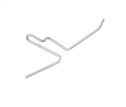 Sprężyna robota koszącego AUTOMOWER 315 Husqvarna, wykonana z metalu, ma charakterystyczny, złożony kształt z wygiętymi końcami. Widok z góry, z jednolitym, białym tłem, uwydatnia detale strukturalne i gładką powierzchnię produktu.