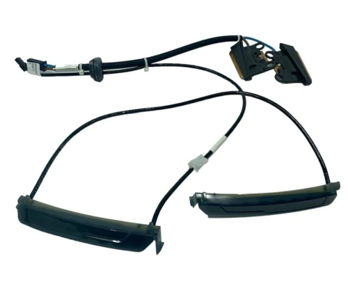 Zestaw części instalacji elektrycznej robota koszącego AUTOMOWER 315X Husqvarna. Części w kolorze czarnym z elastycznymi kablami. Widoczne złącza oraz dwa elementy montażowe. Produkt leży na białym tle, w neutralnej pozycji.