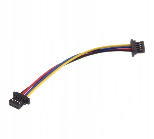 Kabel połączeniowy w kolorach czarnym, czerwonym, żółtym i niebieskim, zakończony dwoma wtykami 6-pinowymi. Ułożony w kształcie łuku, na jednolitym tle. Długość przewodu umożliwia elastyczne podłączenie komponentów.