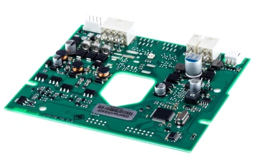 Płytka sterująca robota koszącego Automower 535 AWD Husqvarna, zielona, z widocznymi złączami, kondensatorami i układami scalonymi, ujęcie z góry na białym tle.