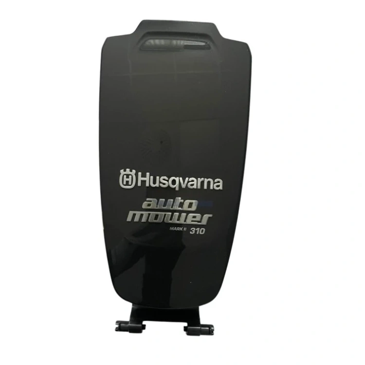 Czarna osłona tłumika do robota Husqvarna Automower 310 Mark II z srebrnym logo i napisem auto mower na froncie, gładka, z mocowaniem u dołu, prezentowana frontalnie w centrum.