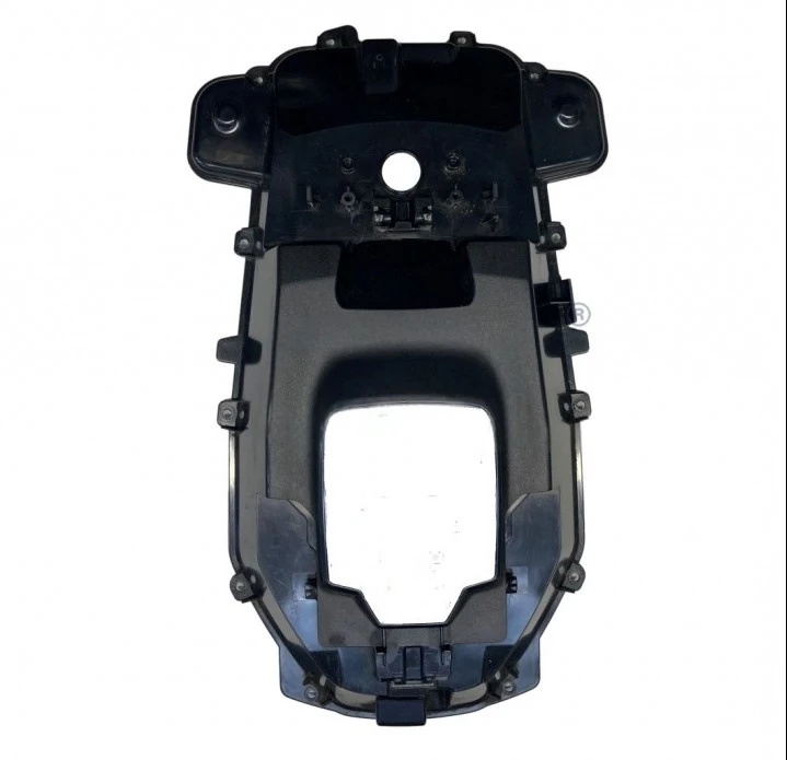 Podwozie robota koszącego Automower 405X Husqvarna, w kolorze czarnym, z wycięciem na środkowym elemencie. Ujęcie z góry, pokazujące szczegóły mocowania oraz otwory na przyłącza. Produkt leży na jasnym tle, z widocznymi klipsami mocującymi.