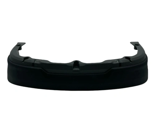 Zderzak przedni dla robota koszącego Automower 405X marki Husqvarna. Czarne, matowe tworzywo sztuczne o gładkiej fakturze, w kształcie półokręgu. Widoczne mocowania po bokach. Produkt pokazany frontalnie, w izolacji na białym tle.