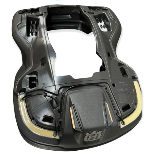 Zestaw obudowy robota koszącego Automower 405X Husqvarna, wykonany z czarnego, matowego plastiku. Ujęcie z góry, pokazujące detale konstrukcyjne, w tym zamki oraz połączenia. Logo Husqvarna w dolnej części widoczne. Bez dodatkowego tła.