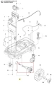Silnik zestawu robota koszącego Automower 310 Mark II Husqvarna, z widocznym przewodem i wtyczką, w obrysie na tle dolnej części podwozia. Elementy są w kolorze szarym i czarnym, z wyraźnymi detalami technicznymi. Wtyczka ma prosty kształt.
