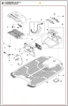 Stacja ładująca Automower 310 Mark II Husqvarna z widokiem z góry, ukazująca zdejmowaną pokrywę z logo, metalową podstawę z teksturowanym wzorem oraz złączami. W zestawie widoczne elementy takie jak kabel i złącza, ułożone na białym tle.
