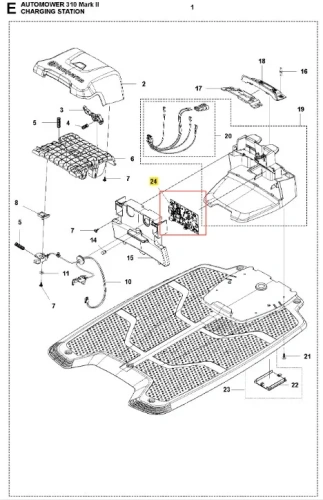 Stacja ładowania Automower 310 Mark II Husqvarna, przedstawiająca widok z góry. W centrum widoczna płytka elektroniczna z opisanymi detalami. Otoczenie stacji na białym tle z teksturowanym podłożem, oznaczenia i numerki części.
