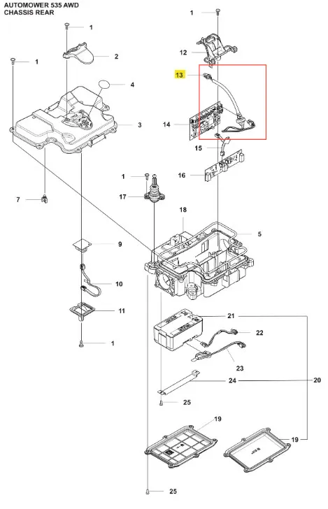 Kabel główny, tylny do robota koszącego Husqvarna Automower 535 AWD. Przewód w kolorze czarnym, długi, z wtyczkami na obu końcach. Ułożony w formie leżącej, wykonany z elastycznego materiału. Widoczne mocowania przy końcach kabla.