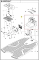 Obudowa robota koszącego Automower 535 AWD Husqvarna, szara z czarnymi elementami. Widok z góry na rozłożoną stację ładującą z gniazdem na kable i oznaczeniem modelu na białym tle.