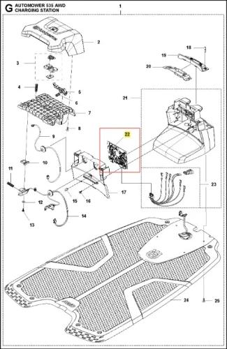 Płytka sterująca robota koszącego Automower 535 AWD Husqvarna w formie detalu. Element zawiera złącza i oznaczenia, umieszczony w centralnej części stacji ładującej, w widoku z boku. Wokół widoczne inne komponenty stacji. Tło białe.