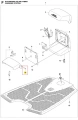 Tulejka do robota koszącego Automower Solar Hybrid Husqvarna, mała, metalowa część z gwintem, ułożona na zespołowej ilustracji konstrukcyjnej. Element widoczny w odniesieniu do stacji ładującej, otoczony innymi częściami systemu.