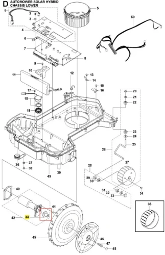 Układ dolny piasty robota koszącego Automower Solar Hybrid Husqvarna, zawierający elementy konstrukcyjne: metalowe i plastikowe części, paski, kable oraz kółko tnące. Widać detale montażowe oraz otwarte grzbiety. Tło białe, układ frontalny.