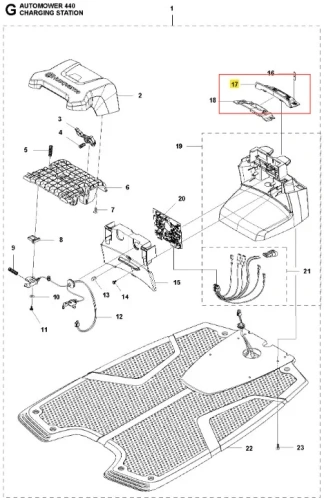 Panel robota Husqvarna AUTOMOWER 440 z elementami stacji ładowania na białym tle, zawierający kable, podstawkę i panele montażowe z wycięciami i mocowaniami do instalacji.