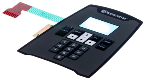 Klawiatura robota koszącego AUTOMOWER 310 Husqvarna w kolorze czarnym, z wyświetlaczem LCD i przyciskami do nawigacji. Zdjęcie pokazuje ją z przodu, leżącą na płaskiej powierzchni. Widoczne logo Husqvarna oraz oznaczenia.