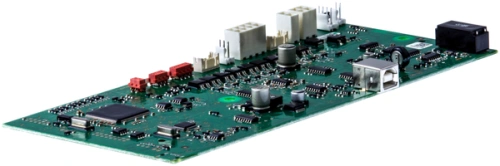 Układ scalony robota koszącego Automower 308 Husqvarna, widoczny pod kątem, na zielonej płytce PCB. Zawiera elementy elektroniczne, takie jak procesor, złącza oraz przyciski. Bez widocznych napisów i oznaczeń.