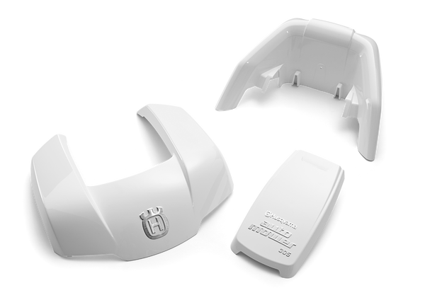 Obudowa robota koszącego Automower 308 Husqvarna w kolorze białym, z logo Husqvarna, składająca się z dwóch części: głównego korpusu i pokrywy. Elementy o gładkiej powierzchni, w układzie rozłożonym, uwidaczniają szczegóły konstrukcyjne.