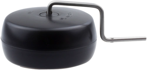 Zestaw koła robota koszącego Automower 220 AC Husqvarna, czarna obudowa z matowym wykończeniem, metalowy uchwyt w kształcie litery L, widoczny w pozycji leżącej. Elementy mocowania są widoczne, w prostym otoczeniu na białym tle.