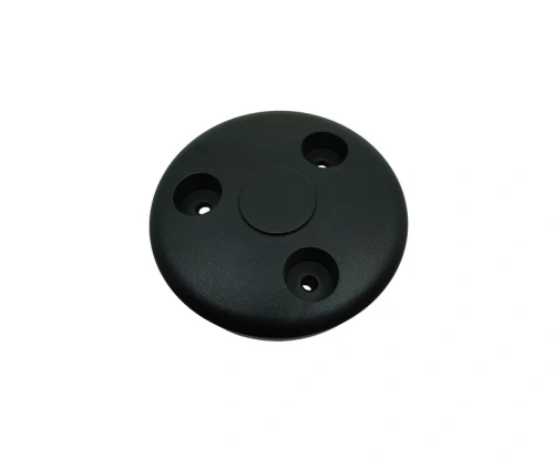Czarne koło robota koszącego Automower 320 NERA z czterema otworami montażowymi, widok z góry. Produkt ma teksturowaną powierzchnię i centralny, gładki wklęsły element. Idealne do montażu w systemach ogrodowych.