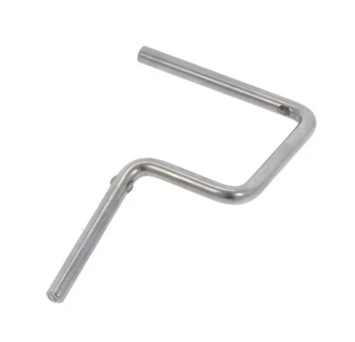 Wspornik robota koszącego Automower 220 AC Husqvarna, wykonany z metalu, o kształcie litery L. Widoczny pod kątem, w kolorze srebrnym. Otwór w części zakrzywionej służy do montażu. Produkt jest nowy, na jednolitym tle.