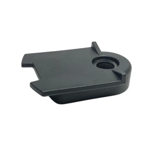 Zacisk robota koszącego Automower 220 AC Husqvarna w kolorze czarnym, wykonany z plastiku. Produkt posiada owalne wycięcie oraz centralny otwór. Ujęcie z góry, produkt leży na płaskiej powierzchni, tło jasne.