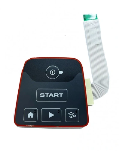 Panel sterujący do klawiatury robota koszącego Automower Aspire R4 Husqvarna. Czarno-szary z czerwonym obramowaniem, widoczne przyciski: START, HOME, PLAY i numery 2-4. Złącze z białym kablem z tyłu. Ujęcie frontalne.