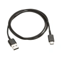 Czarny kabel USB o długości około 1 metra. Z jednej strony standardowe złącze USB, z drugiej złącze USB typu C. Kabel leży na płaskiej powierzchni, skręcony w luźny okrąg. Uwidocznione detale złączy.