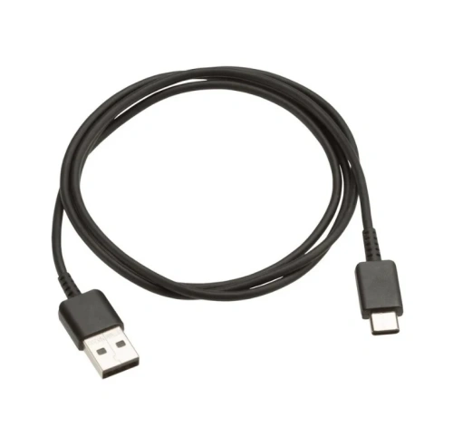 Czarny kabel USB o długości około 1 metra. Z jednej strony standardowe złącze USB, z drugiej złącze USB typu C. Kabel leży na płaskiej powierzchni, skręcony w luźny okrąg. Uwidocznione detale złączy.