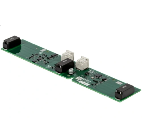 Płytka odbiornika pętli robota koszącego Automower 435X AWD NERA, w poziomej pozycji, na zielonym tle. Wyposażona w dwa czarne moduły, dwa złącza i elementy elektroniczne. Widoczne detale podzespołów, bez napisów lub logo.