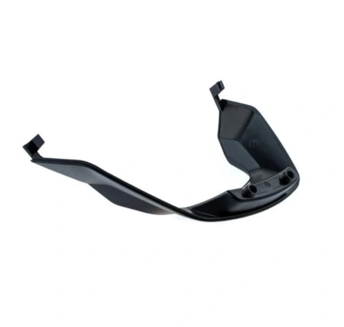 Zderzak robota koszącego AUTOMOWER 105 Husqvarna w kolorze czarnym, wykonany z wytrzymałego plastiku. Ujęcie z boku, produkt leży płasko. Widoczne otwory montażowe oraz delikatnie wyprofilowana krawędź, bez dodatkowych zdobień.