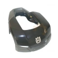 Obudowa robota koszącego Automower 305 Husqvarna w kolorze czarnym. Widziana z góry, zamknięta. Widoczne logo Husqvarna w dolnej części. Materiał plastikowy, gładka powierzchnia, kontury aerodynamiczne, z wycięciem na podzespoły.