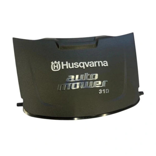 Maska silnika robota koszącego Husqvarna AUTOMOWER 310 w kolorze szarym. Widok frontalny, z wyraźnymi napisami: Husqvarna oraz auto mower 310 w metalicznym wykończeniu. Kontury produktu są gładkie, a materiał jest matowy.