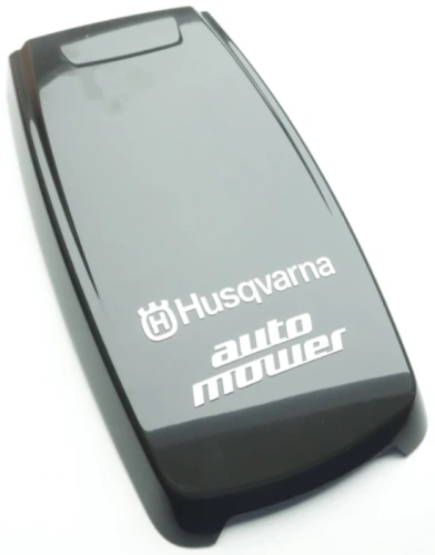 Pokrywa robota koszącego Automower 308 Husqvarna w kolorze czarnym, wykonana z tworzywa sztucznego. Frontalne ujęcie pokazuje logo Husqvarna i napis auto mower, wyraźne na gładkiej powierzchni. Produkt leży poziomo na jasnym tle.