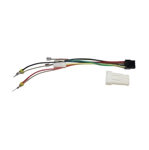 Zestaw kabli do robota koszącego z trzema przewodami (czerwony, czarny, zielony) z metalowymi końcówkami oraz białym złączem. Różne długości i złożone ułożenie ułatwiają szybkie podłączenie w systemie Automower.