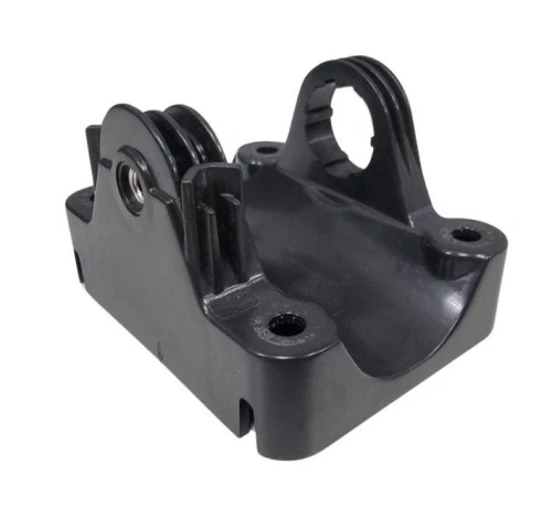 Wspornik robota koszącego Automower 320 NERA, wykonany z czarnego tworzywa sztucznego, w kształcie prostokąta z wyprofilowanymi krawędziami oraz otworami montażowymi. Ujęcie z boku, pokazujące detale mocowania.