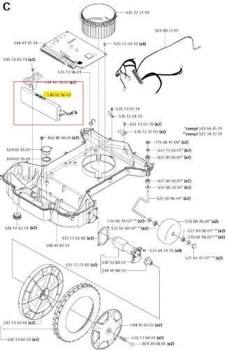 Bateria robota koszącego Automower 210 C Husqvarna, o prostokątnym kształcie, w białej obudowie. Widoczna jest złączka kablowa. Została przedstawiona w pozycji leżącej, na białym tle, co podkreśla jej szczegóły konstrukcyjne.