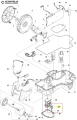 Uchwyt akumulatora robota koszącego AUTOMOWER 105 Husqvarna wykonany z tworzywa sztucznego. Widoczny w rzucie izometrycznym, z detalami mocowania. Kolor czarny, geometryczny kształt. Elementy elektryczne oraz oznaczenia na korpusie. Tło neutralne.