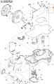 Diagram dolnej części podwozia robota koszącego AUTOMOWER 105 Husqvarna z kołami, silnikiem, okablowaniem, płytą podłogową, elementami montażowymi oraz oznaczeniami technicznymi na białym tle.